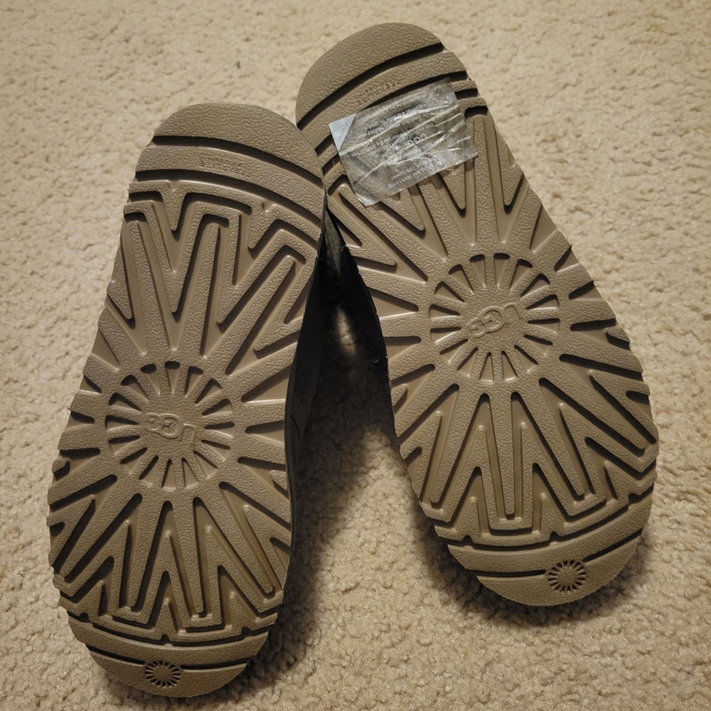 UGGS - Picture 2 of 3
